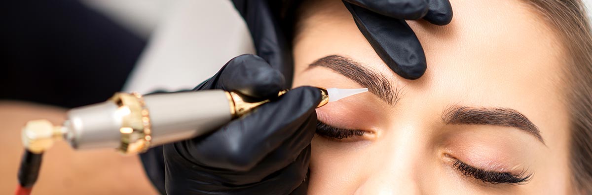 Permanent Makeup auf den Augenbrauen einer Frau